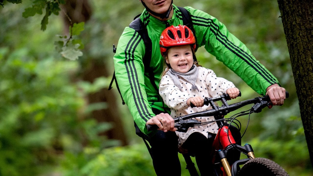 Das macht Spaß: Auf einem Front-Kindersitz erleben Kids die Tour mit dem Mountainbike aus der Fahrerperspektive. Das macht Spaß: Auf einem Front-Kindersitz erleben Kids die Tour mit dem Mountainbike aus der Fahrerperspektive.