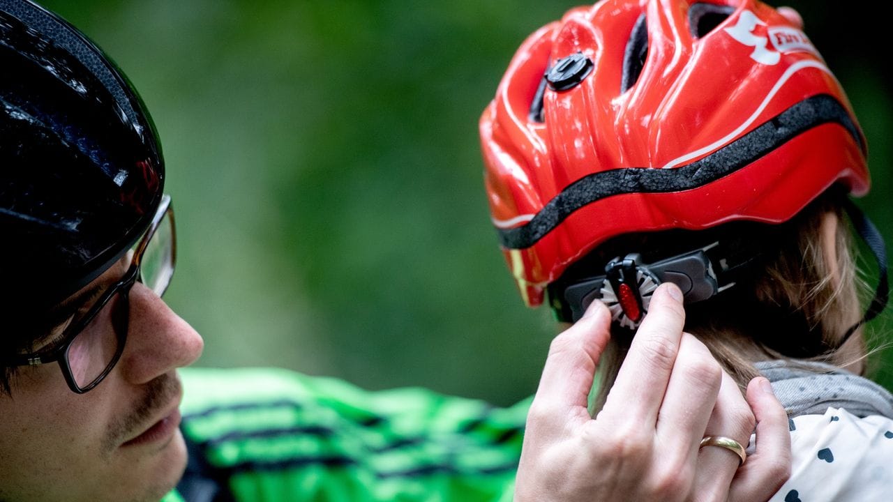 Nicht ohne Helm: Auch die Köpfe kleiner Mitfahrer sollten geschützt sein. Nicht ohne Helm: Auch die Köpfe kleiner Mitfahrer sollten geschützt sein.