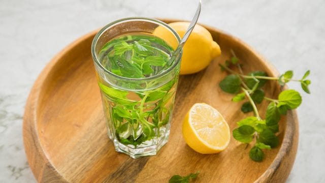 Frisch gepflückt und einfach mit Wasser übergossen: Minztee aus eigener Ernte.