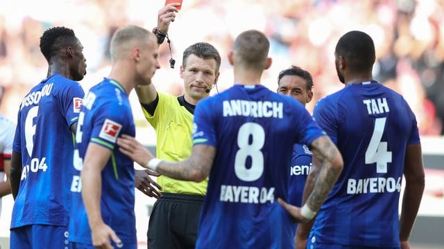 Leverkusen spielte nach einem Platzverweis von Robert Andrich (M) lange Zeit in Unterzahl. Leverkusen spielte nach einem Platzverweis von Robert Andrich (M) lange Zeit in Unterzahl.