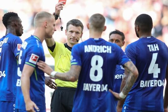 Leverkusen spielte nach einem Platzverweis von Robert Andrich (M) lange Zeit in Unterzahl.