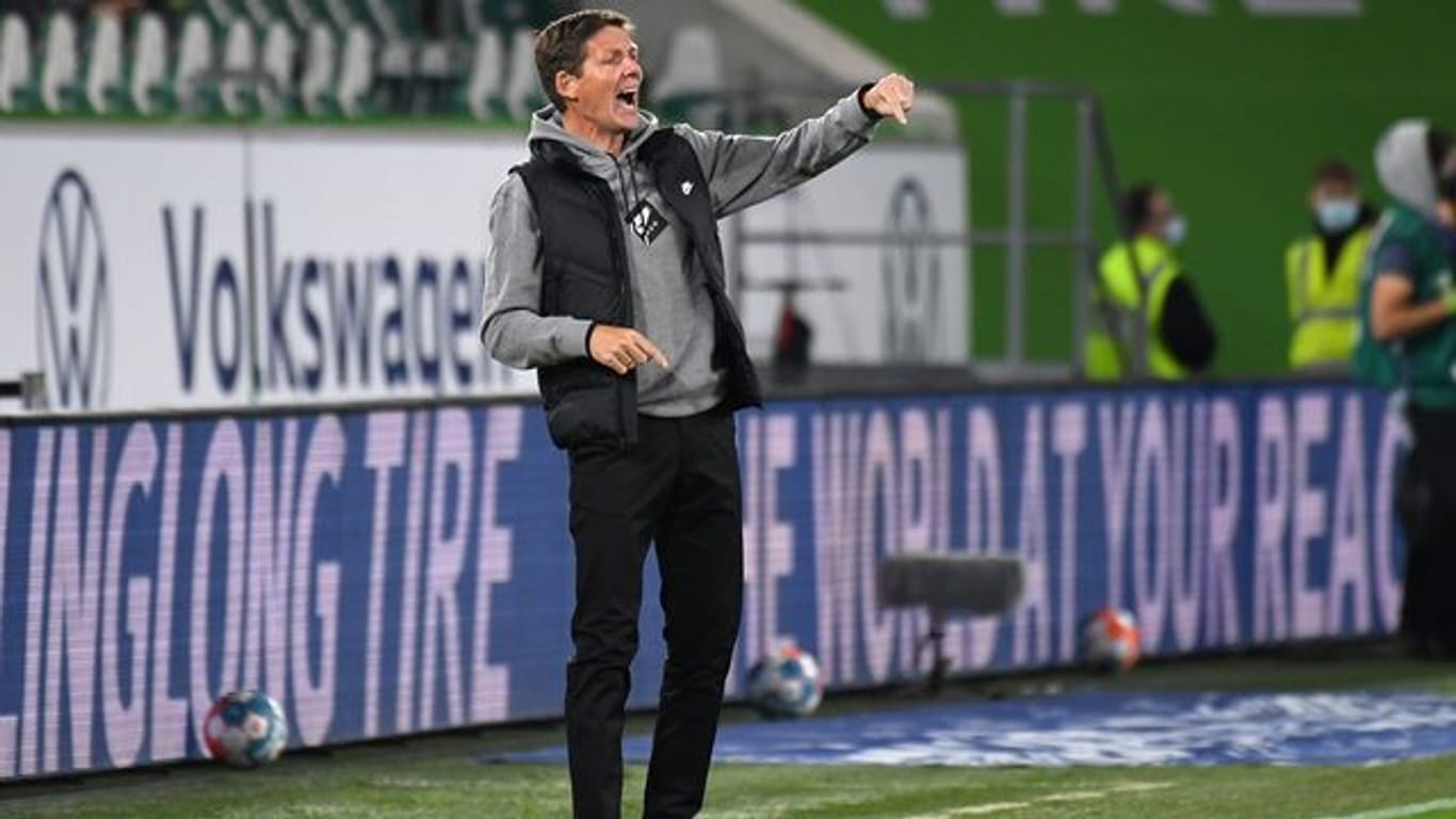 Frankfurts Trainer Oliver Glasner gestikuliert am Spielfeldrand.