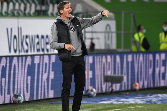 Frankfurts Trainer Oliver Glasner gestikuliert am Spielfeldrand.