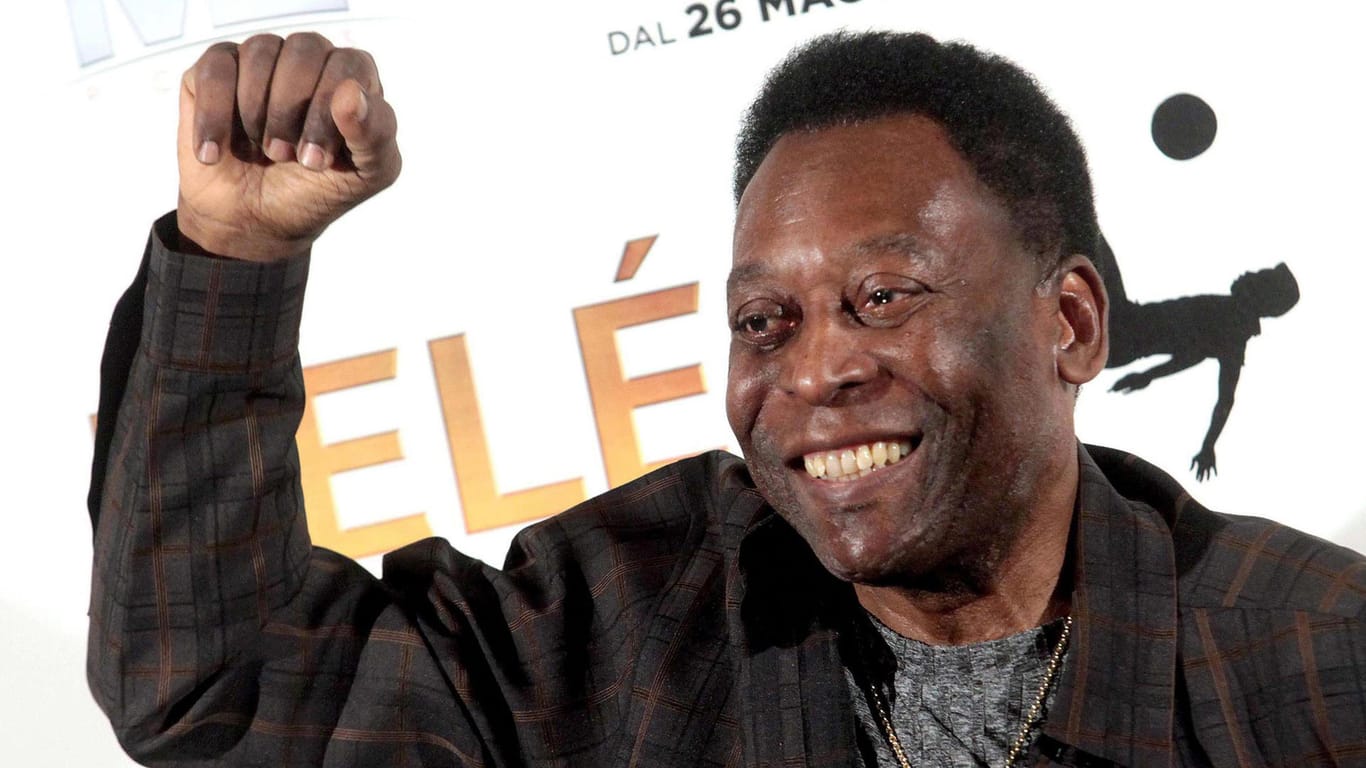 Fußball-Legende Pelé reckt die Faust bei einer Veranstaltung in Mailand (Archivbild) Der Brasilianer fühlt sich nach einer OP wieder besser.