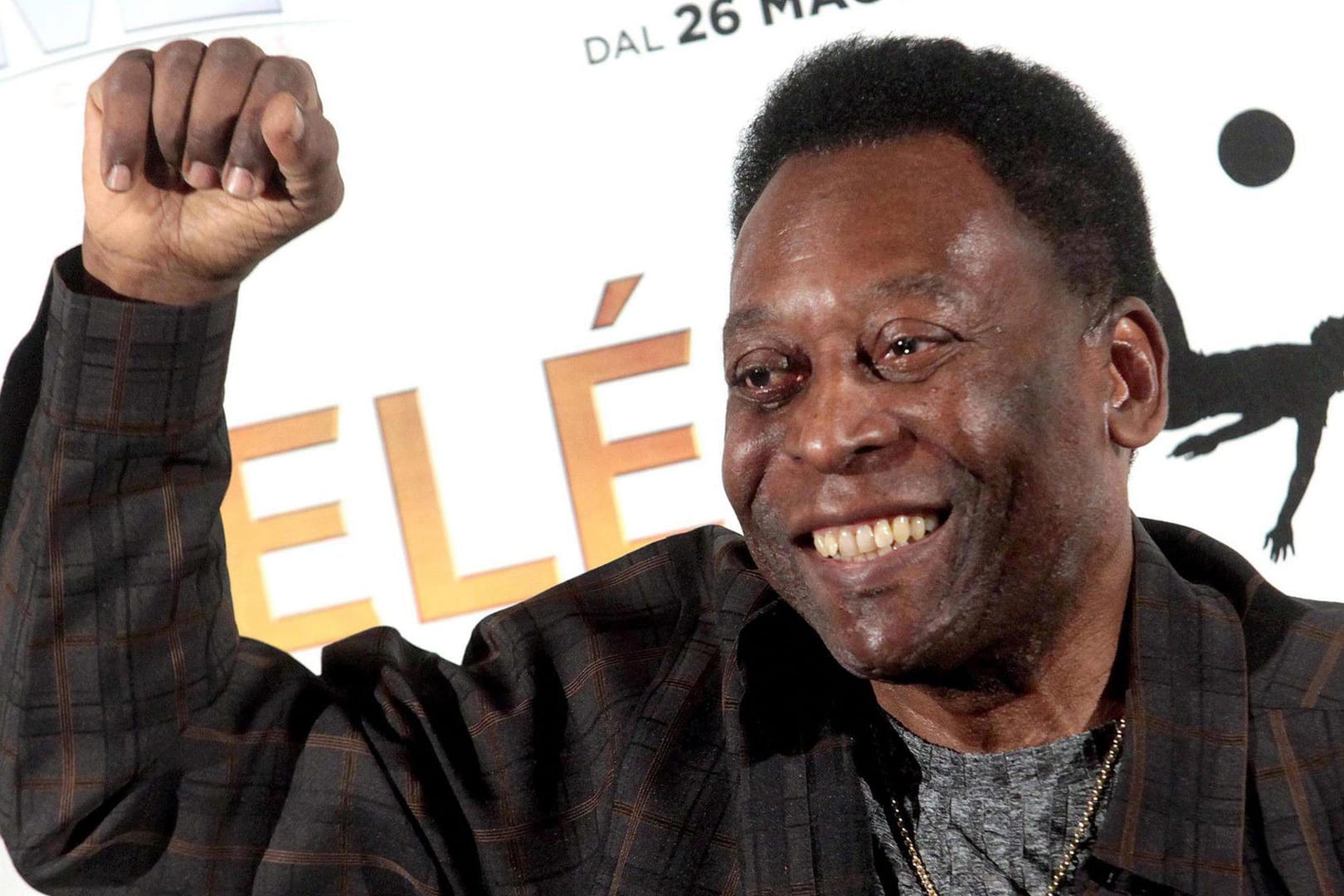 Fußball-Legende Pelé reckt die Faust bei einer Veranstaltung in Mailand (Archivbild) Der Brasilianer fühlt sich nach einer OP wieder besser.