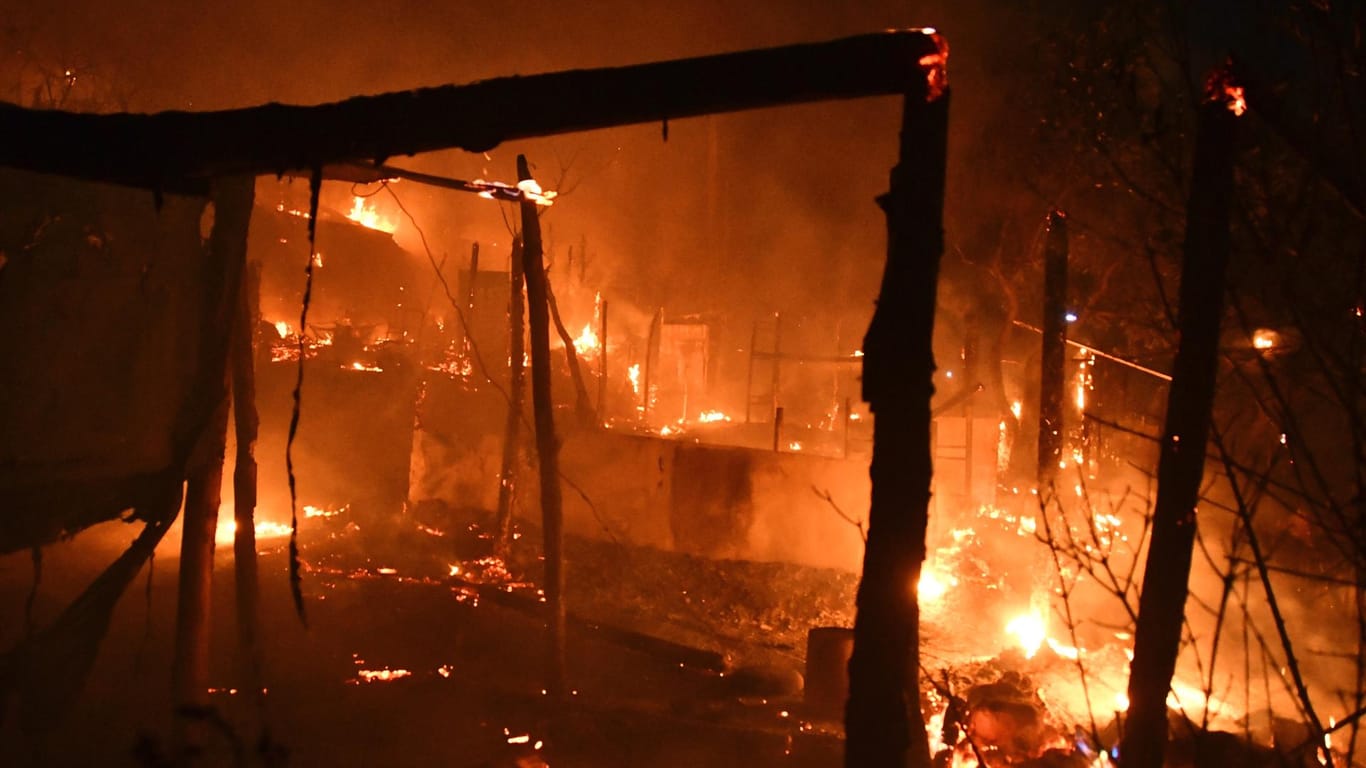 Brennende Zelte auf Samos: In einem Migrantenlager auf der griechischen Insel Samos, das bald geschlossen werden soll, ist ein Feuer ausgebrochen.