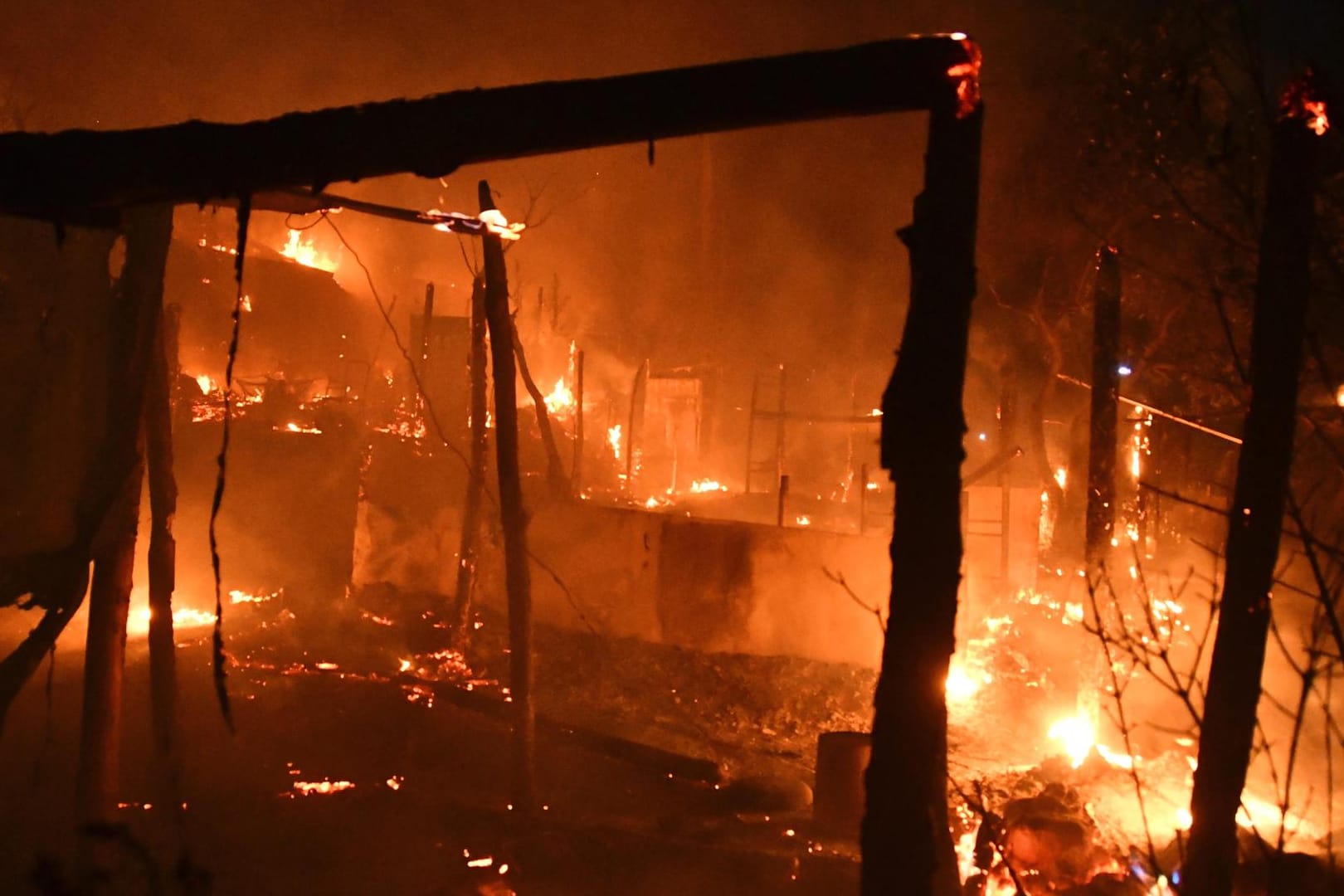 Brennende Zelte auf Samos: In einem Migrantenlager auf der griechischen Insel Samos, das bald geschlossen werden soll, ist ein Feuer ausgebrochen.