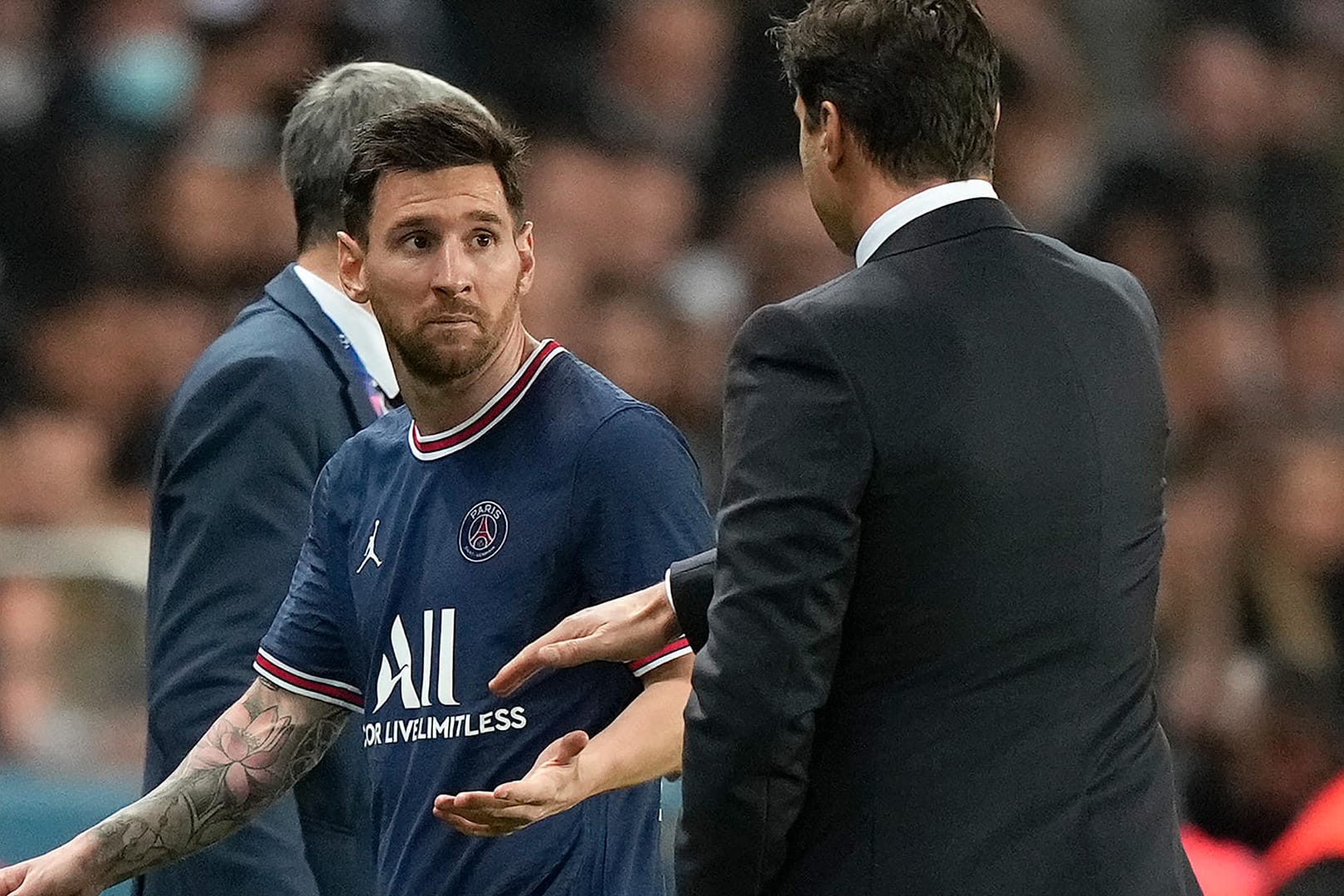 Überraschter Blick: Messi (li.) schaut PSG-Trainer Pochettino nach seiner Auswechslung an.