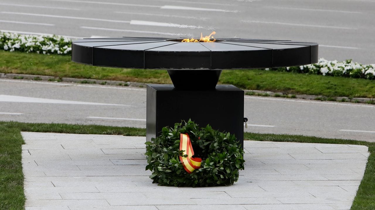 Vor dem Cibeles-Palast in Madrid ist ein Denkmal mit einer ewigen Flamme und der Widmung "In unserem Herzen wird Eure Flamme niemals erlöschen" den Opfern der Corona-Pandemie gewidmet.