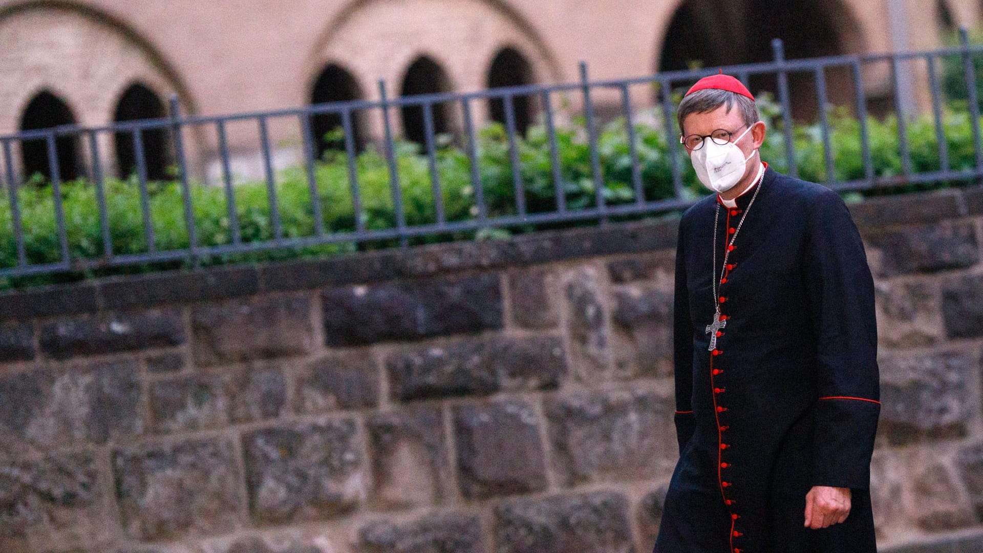 Rainer Maria Kardinal Woelki vor der Basilika in Düsseldorf Gerresheim (Archivbild): Der Kölner Erzbischof hat unter den Katholiken in Deutschland laut Umfrage immer weniger Unterstützer.