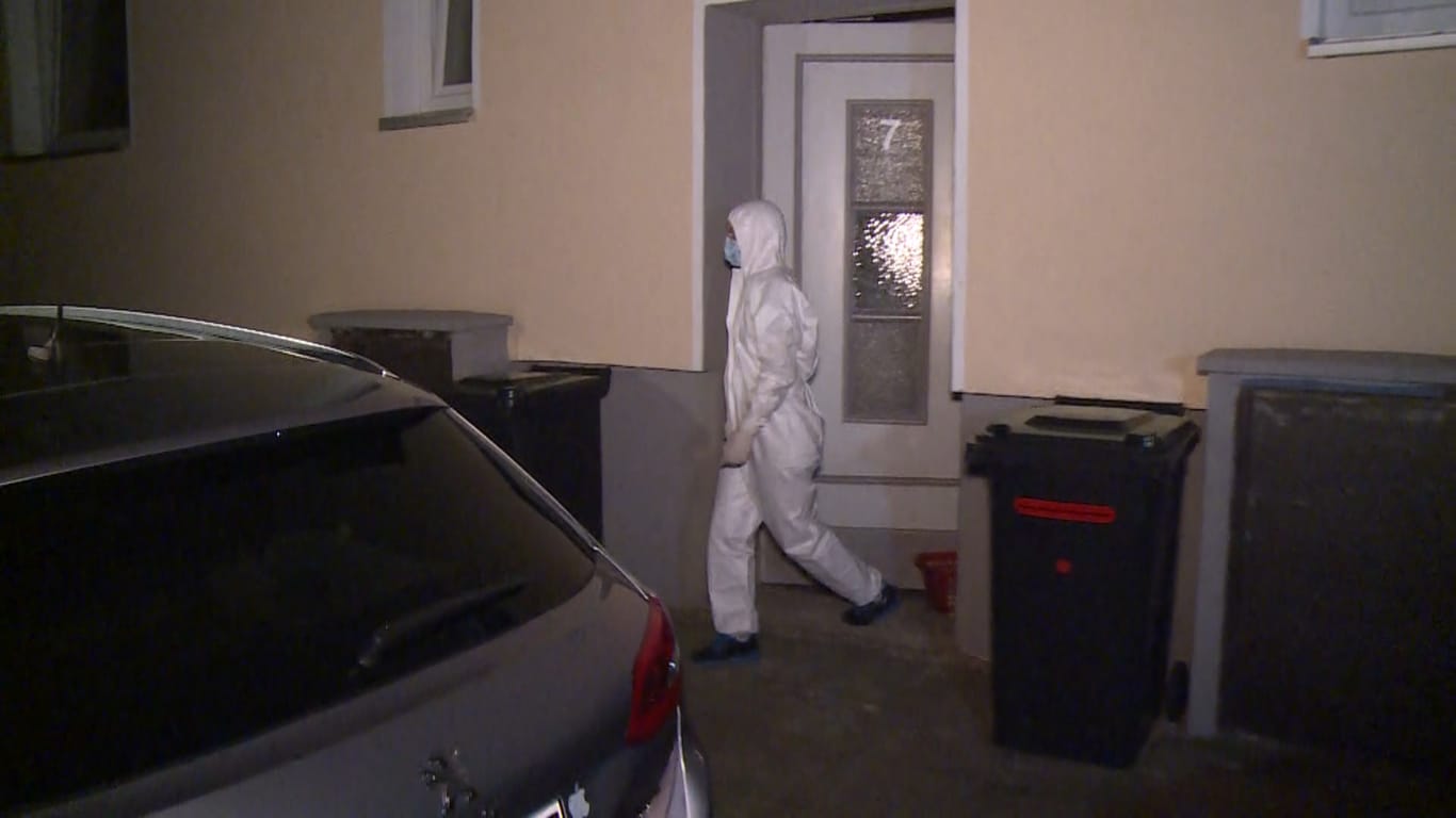 Ein Ermittler der Polizei sichert Spuren in einem Mehrfamilienhaus: Bislang gibt es laut Polizei noch keine Hinweise auf einen möglichen Täter.