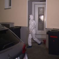 Ein Ermittler der Polizei sichert Spuren in einem Mehrfamilienhaus: Bislang gibt es laut Polizei noch keine Hinweise auf einen möglichen Täter.