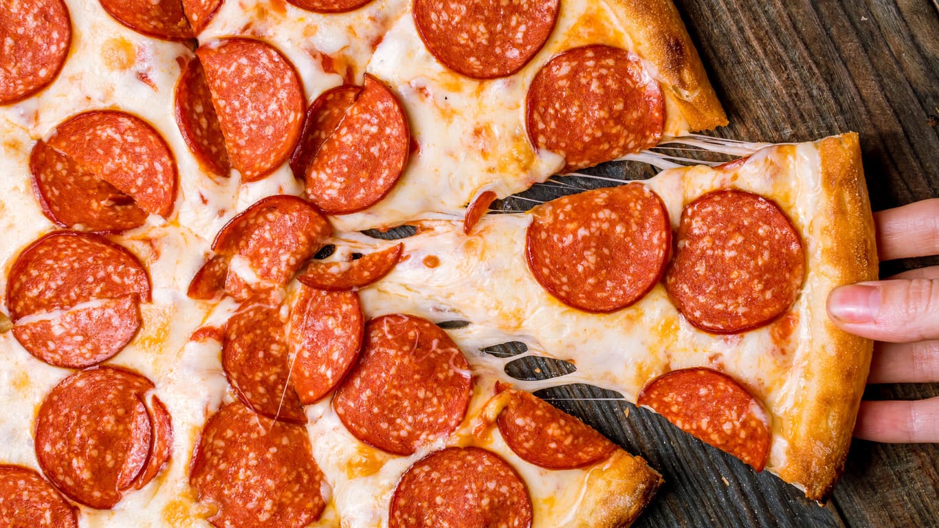 Pizza: Wenn zwei Personen gleichzeitig eine Pizza wollen, kann es auf dem Backblech schon einmal eng werden.