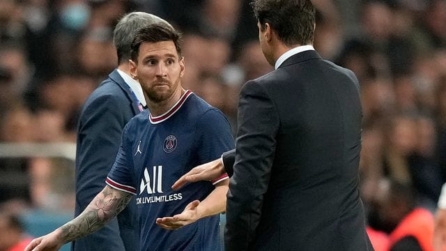 Lionel Messi (l) wurde von PSG-Trainer Mauricio Pochettino ausgewechselt.