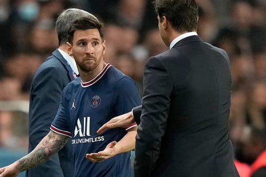 Lionel Messi (l) wurde von PSG-Trainer Mauricio Pochettino ausgewechselt.