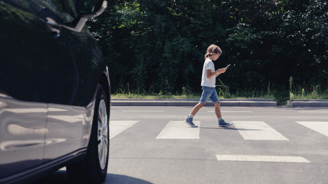 Verkehr: 21 Prozent der Kinder, die 2020 im Straßenverkehr verunglückten, waren laut Statistik zu Fuß unterwegs. (Symbolbild)
