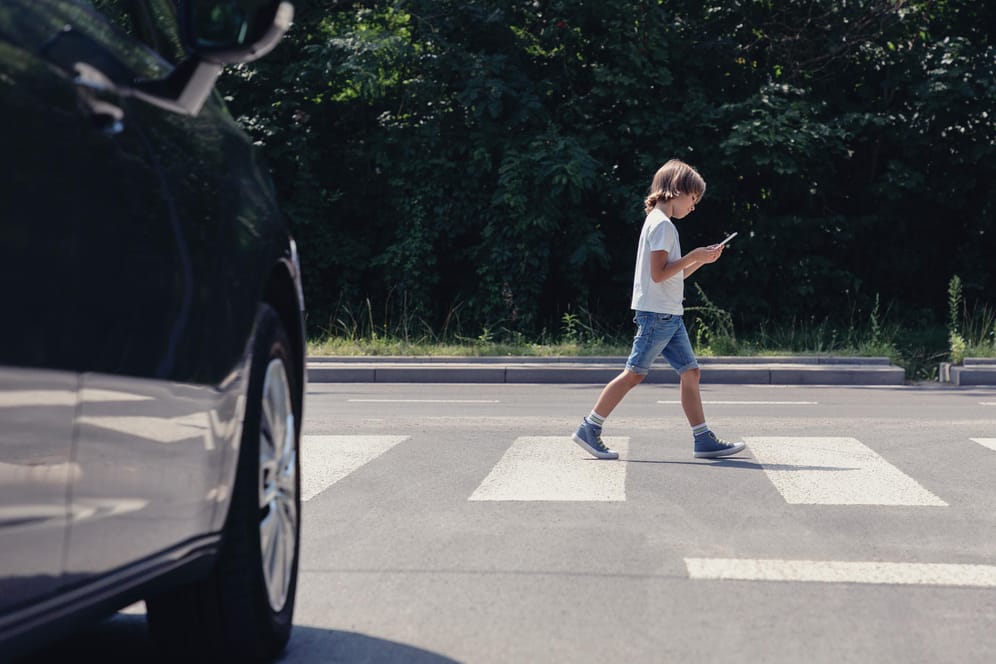 Verkehr: 21 Prozent der Kinder, die 2020 im Straßenverkehr verunglückten, waren laut Statistik zu Fuß unterwegs. (Symbolbild)