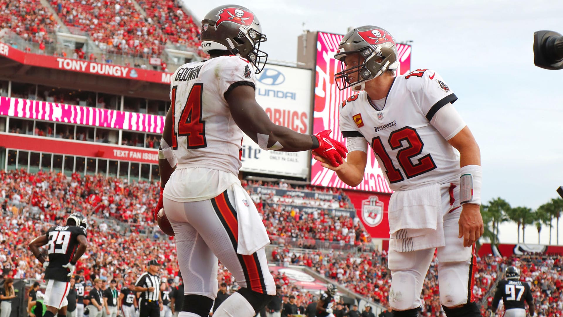 NFL: Quarterback-Superstar Tom Brady (r.) mit Chris Godwin, einem seiner Passempfänger. NFL: Quarterback-Superstar Tom Brady (r.) mit Chris Godwin, einem seiner Passempfänger.