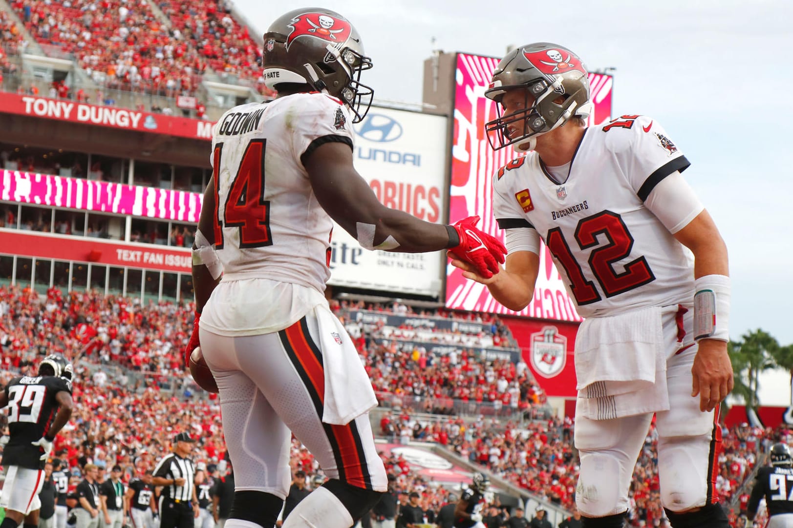 NFL: Quarterback-Superstar Tom Brady (r.) mit Chris Godwin, einem seiner Passempfänger.