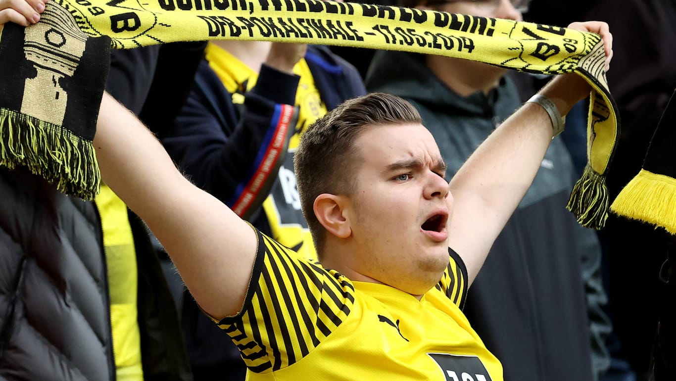 Dortmund-Fans im Stadion (Symbolbild): Für einen Filmdreh werden Fußballzuschauer gesucht.