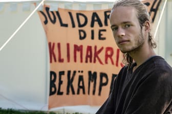 Simon ist einer der Klimaaktivisten, die sich in einem Camp im Regierungsviertel im Hungerstreik befinden (Archivbild): Zwei von ihnen mussten den Hungerstreik bereits abbrechen.