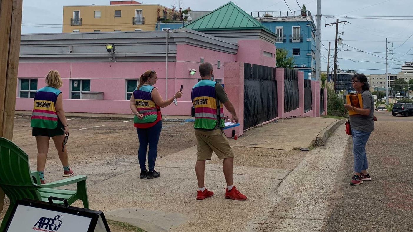 Jackson, USA: Unterstützer des Rechts auf Abtreibung stehen an der Einfahrt der Abtreibungsklinik Pink House in Jackson.