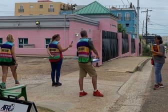 Jackson, USA: Unterstützer des Rechts auf Abtreibung stehen an der Einfahrt der Abtreibungsklinik Pink House in Jackson.