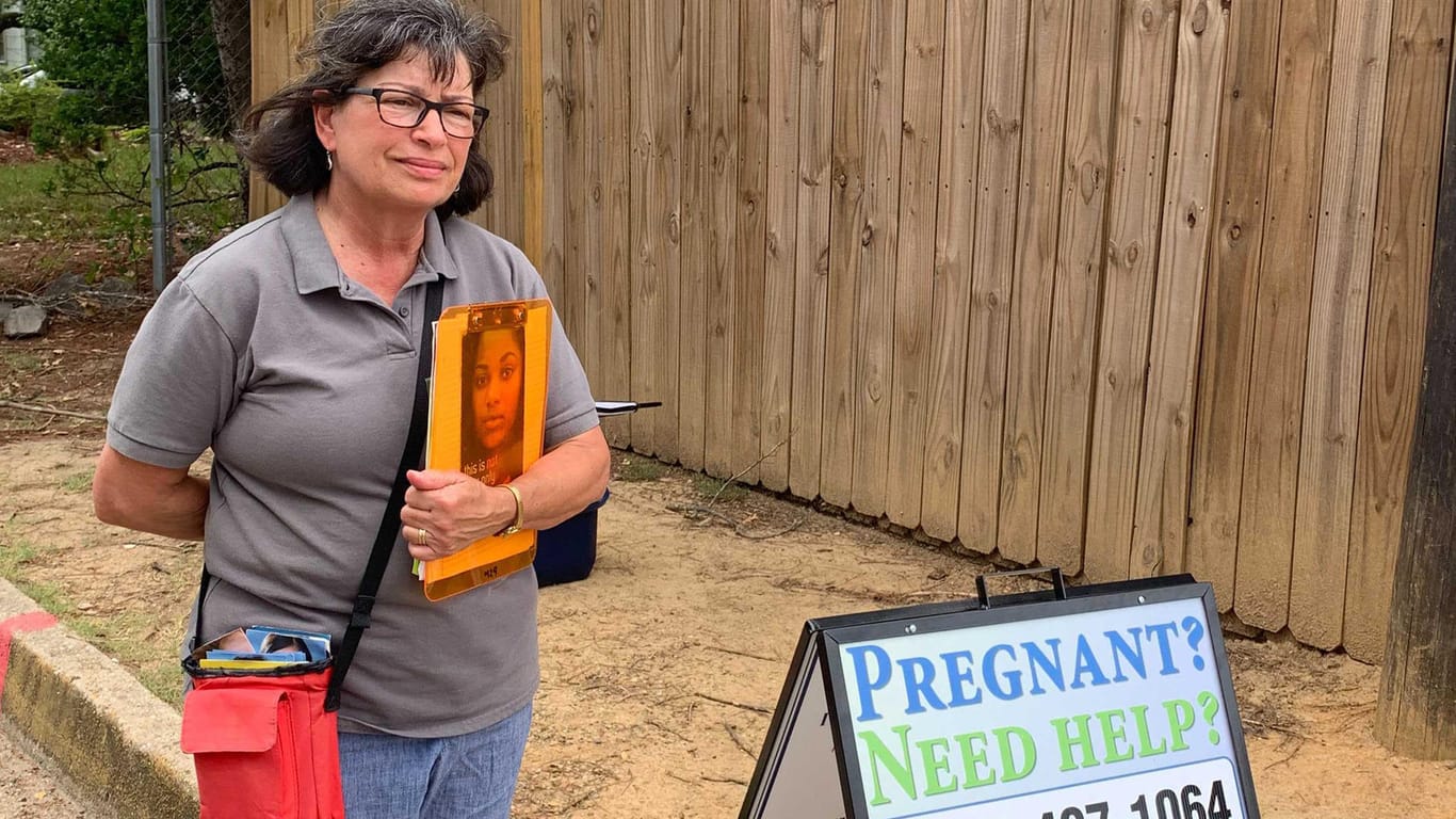 Die Abtreibungsgegnerin Pam steht vor der Abtreibungsklinik Pink House in Mississippi.