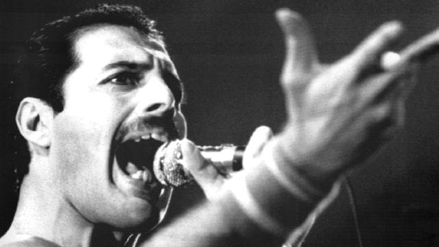 Der Leadsänger der britischen Rockgruppe "Queen", Freddie Mercury, bei einem Auftritt im September 1984 (Archivbild): Die Jahre in München waren für den Sänger prägend.