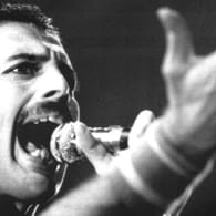 Der Leadsänger der britischen Rockgruppe "Queen", Freddie Mercury, bei einem Auftritt im September 1984 (Archivbild): Die Jahre in München waren für den Sänger prägend.