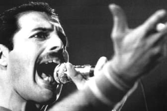Der Leadsänger der britischen Rockgruppe "Queen", Freddie Mercury, bei einem Auftritt im September 1984 (Archivbild): Die Jahre in München waren für den Sänger prägend.