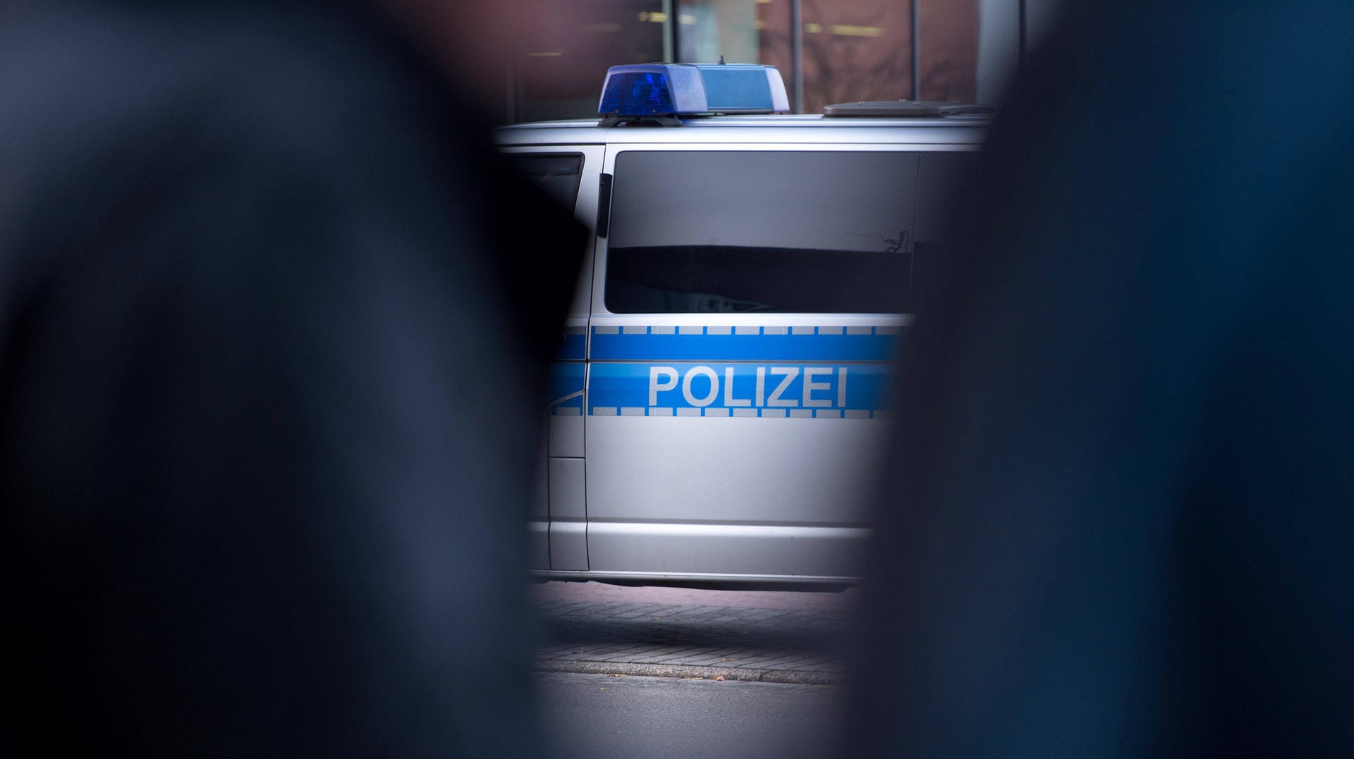 Ein Polizeiwagen steht am Straßenrand: Reanimationsversuche blieben erfolglos. Ein Polizeiwagen steht am Straßenrand: Reanimationsversuche blieben erfolglos.