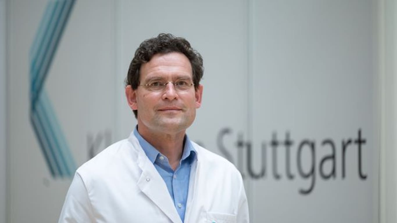Jan Steffen Jürgensen, Vorstandsvorsitzender des Klinikum Stuttgart, steht im Klinikum Stuttgart (Archivbild): Die Kliniken befinden sich seiner Ansicht nach bereits in der vierten Corona-Welle.