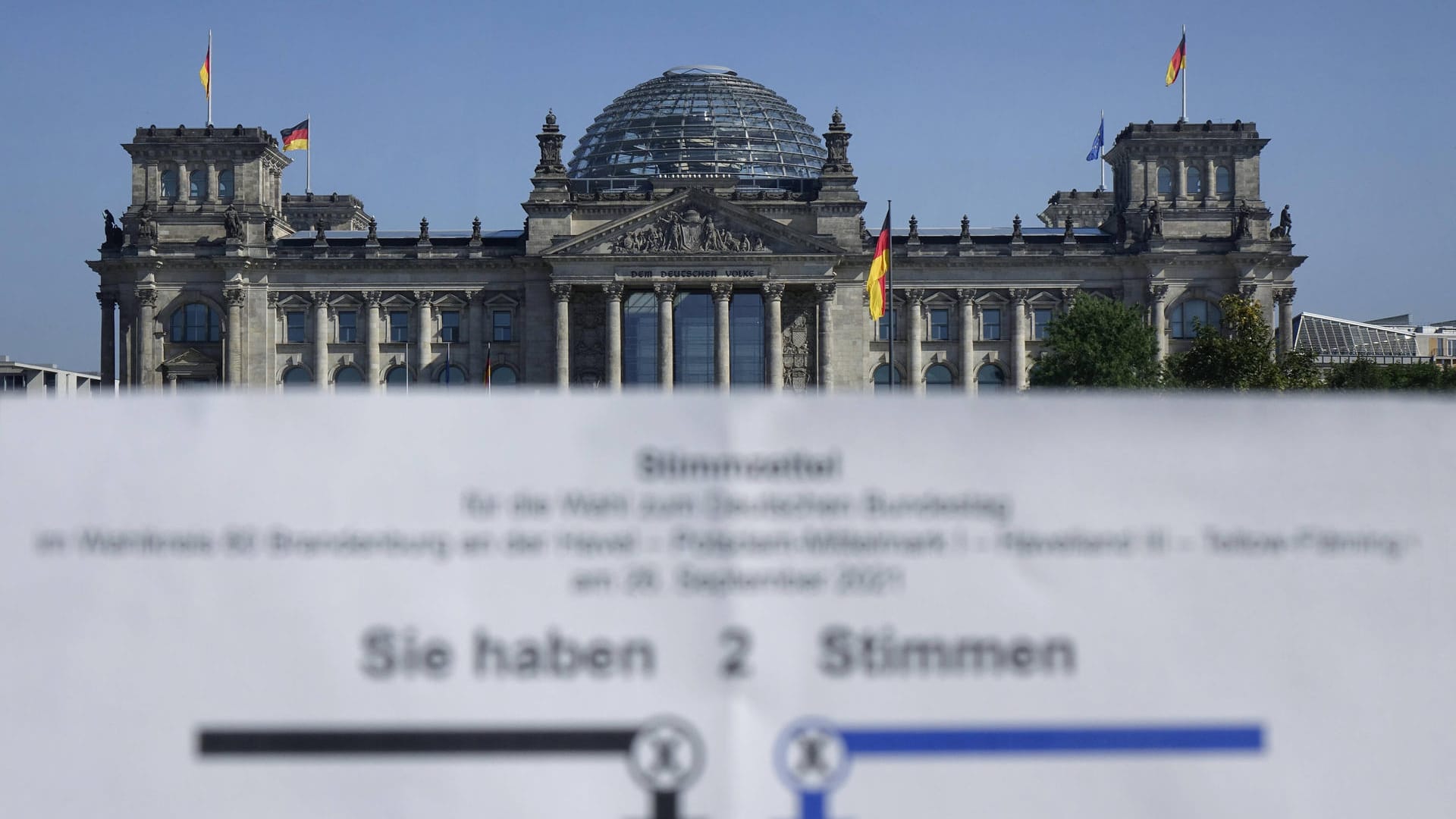 Stimmzettel und Reichstag: Werden Sie eine der kleinen Parteien wählen – warum?