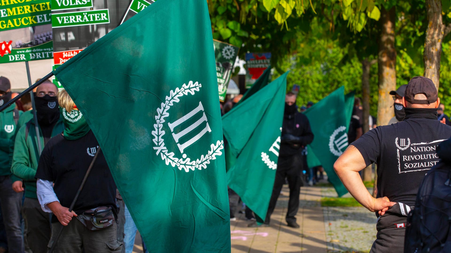 Protestmarsch des "III. Weges": Das Münchner Landgericht hat Plakate der Splitterpartei verboten.