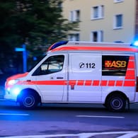 Ein Rettungswagen im Einsatz (Symbolbild): In München ist ein Kind auf der Autobahn zur Welt gekommen.