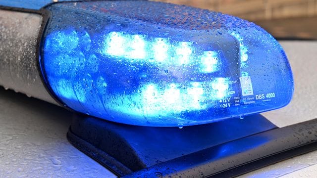 Ein Streifenwagen der Polizei steht mit eingeschaltetem Blaulicht an einem Einsatzort (Symbolbild): Ein 60-jähriger Teilnehmer wurde schwer verletzt.