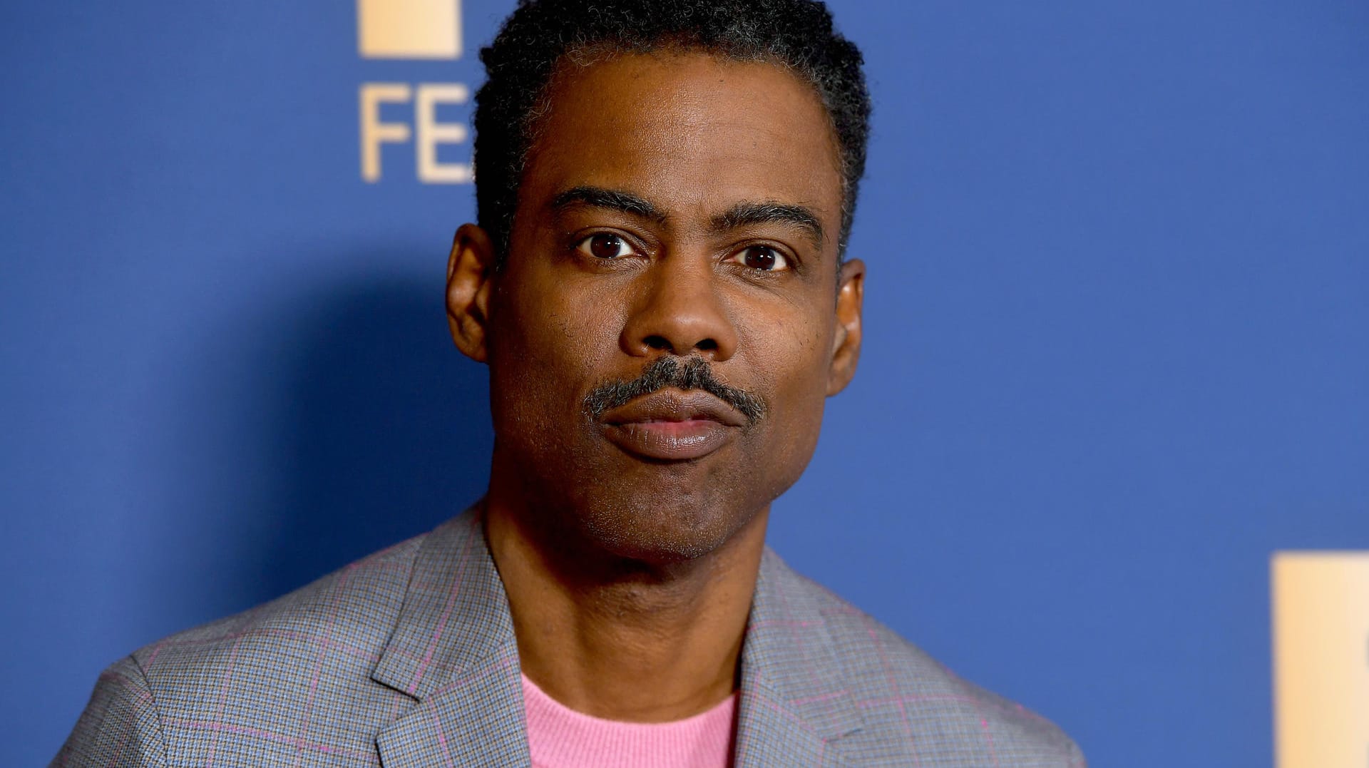 Chris Rock: Der Comedian ist trotz Impfung an Corona erkrankt.