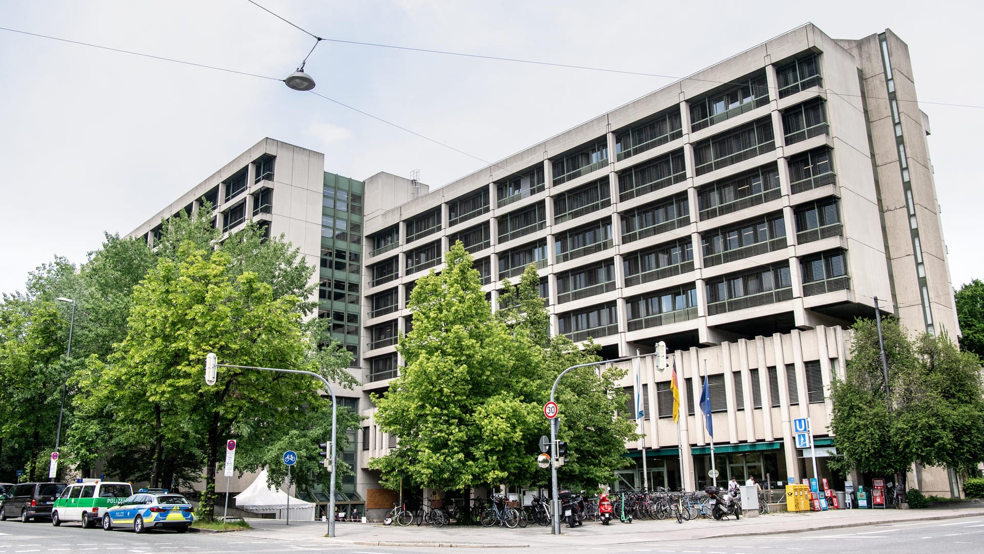 Das Gerichtsgebäude an der Kreuzung der Nymphenburger Straße/Sandstraße in München (Archivbild): Ein Mann hat gestanden, auf eine Krankenschwester eingestochen zu haben.