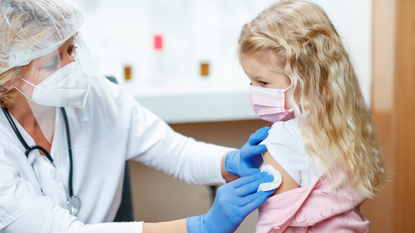 Kinderimpfung: In der Studie testeten Biontech und Pfizer eine Dosierung ihres bereits zugelassenen Vakzins von zehn Mikrogramm.