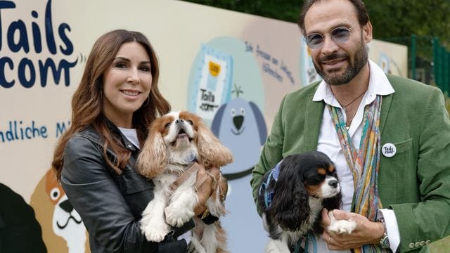 Judith Williams und ihr Ehemann Alexander-Klaus Stecher halten bei den German Petfluencer Awards 2021 im Waldbad Dünnwald die Hunde Sissi und Franzi.