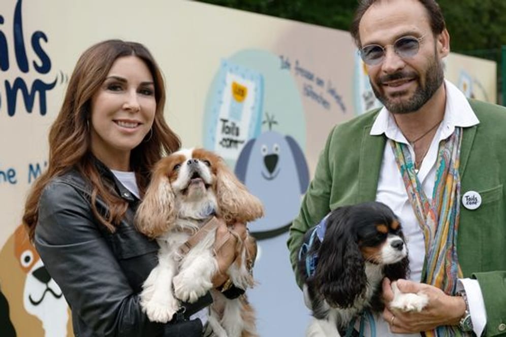 Judith Williams und ihr Ehemann Alexander-Klaus Stecher halten bei den German Petfluencer Awards 2021 im Waldbad Dünnwald die Hunde Sissi und Franzi.