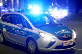 Ein Einsatzwagen der Polizei fährt zu einem Einsatz (Symbolbild): Die Polizei ermittelt zu dem Fall.