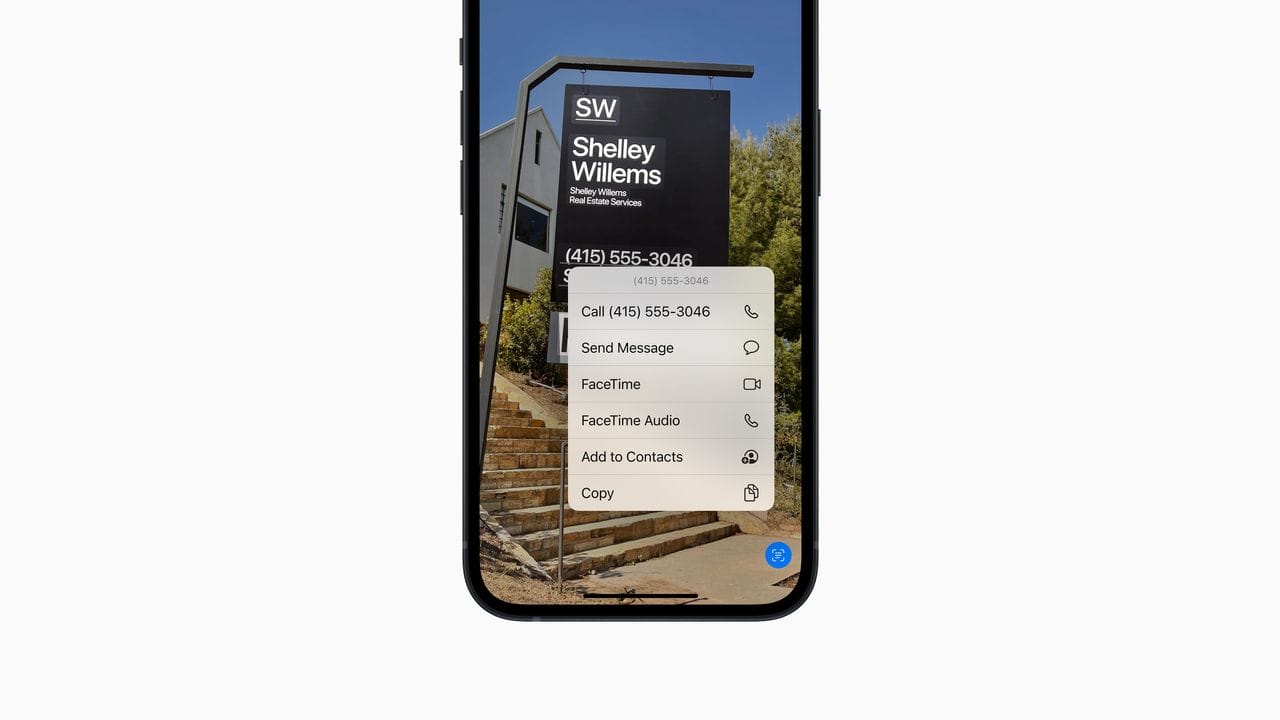 Warum abtippen? Text kann das iPhone mit der Funktion Livetext nun auch aus dem Live-Kamerabild auslesen und intelligent weiterverarbeiten.