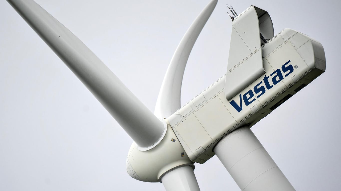 Ein Windrad von Vestas (Symbolbild): Das dänische Unternehmen will sich vermehrt auf Offshore-Anlagen konzentrieren, in Brandenburg könnte das hunderte Jobs kosten.