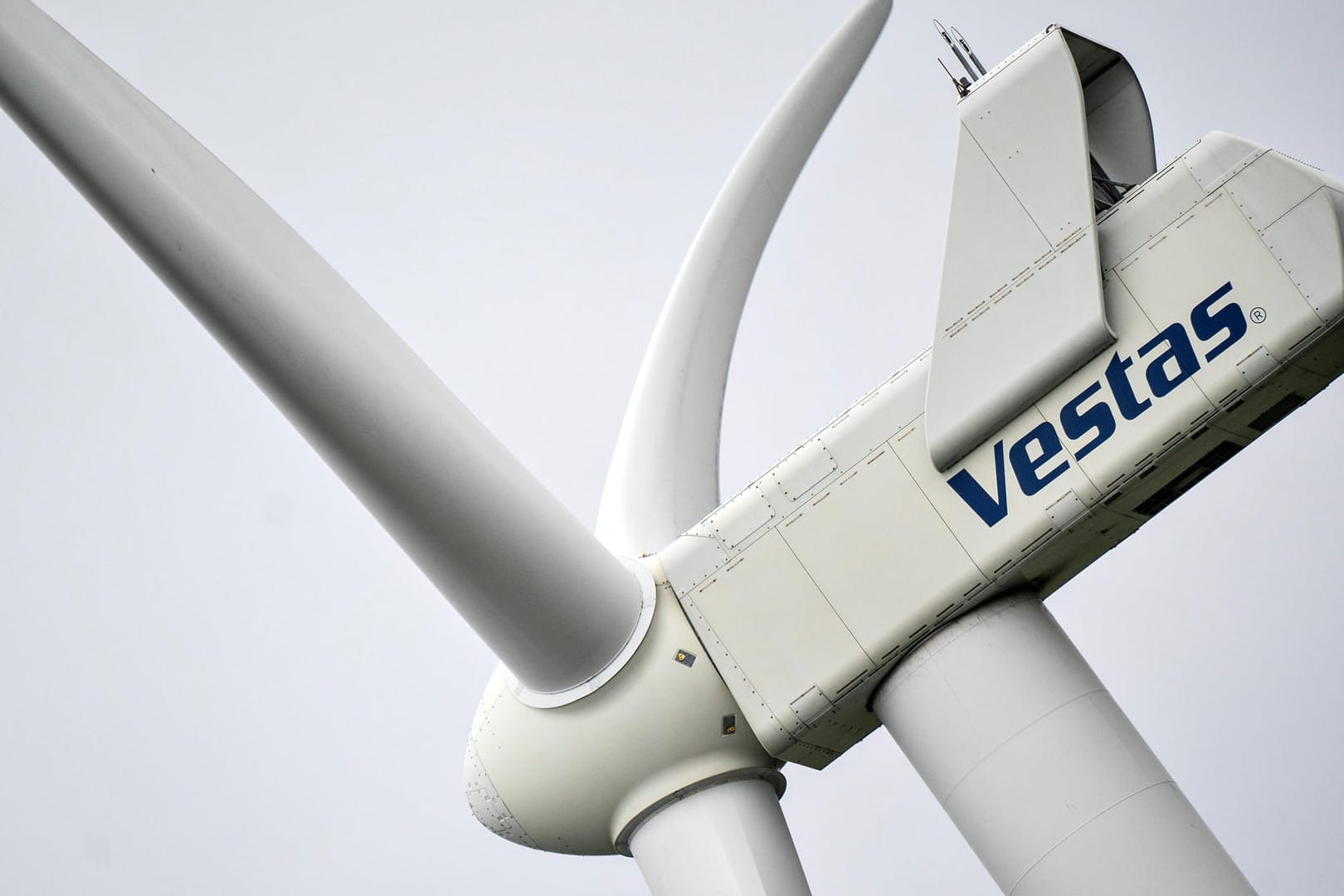 Ein Windrad von Vestas (Symbolbild): Das dänische Unternehmen will sich vermehrt auf Offshore-Anlagen konzentrieren, in Brandenburg könnte das hunderte Jobs kosten.