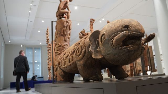 Eine Trommel aus Kamerun, die die Form eines Fantasietieres hat, ist im Humboldt Forum ausgestellt. Eine Trommel aus Kamerun, die die Form eines Fantasietieres hat, ist im Humboldt Forum ausgestellt.