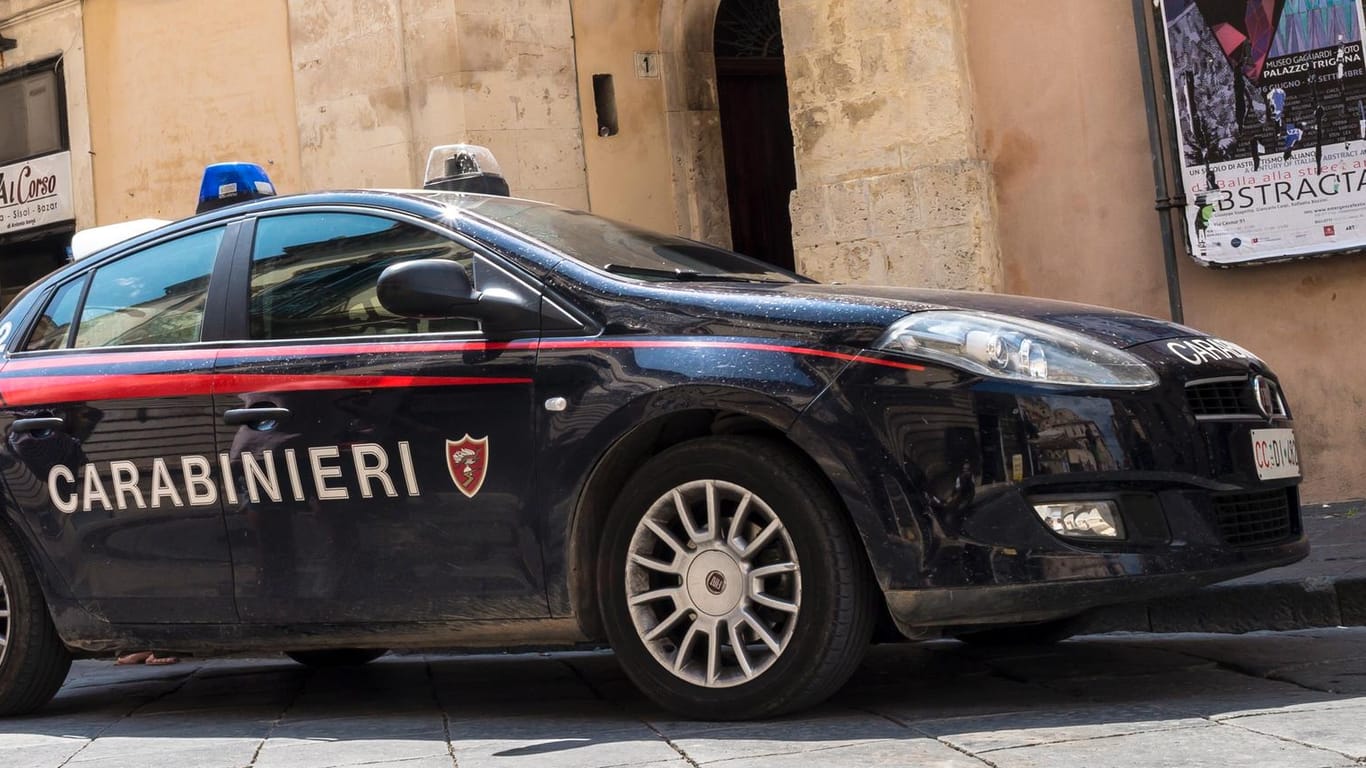 Ein Wagen der Carabinieri in Sizilien: Weil sie Kinder als Drogendealer eingesetzt haben sollen, sind in Sizilien 20 Menschen festgenommen worden. (Symbolfoto)