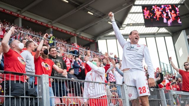 Adam Szalai jubelt mit den Fans