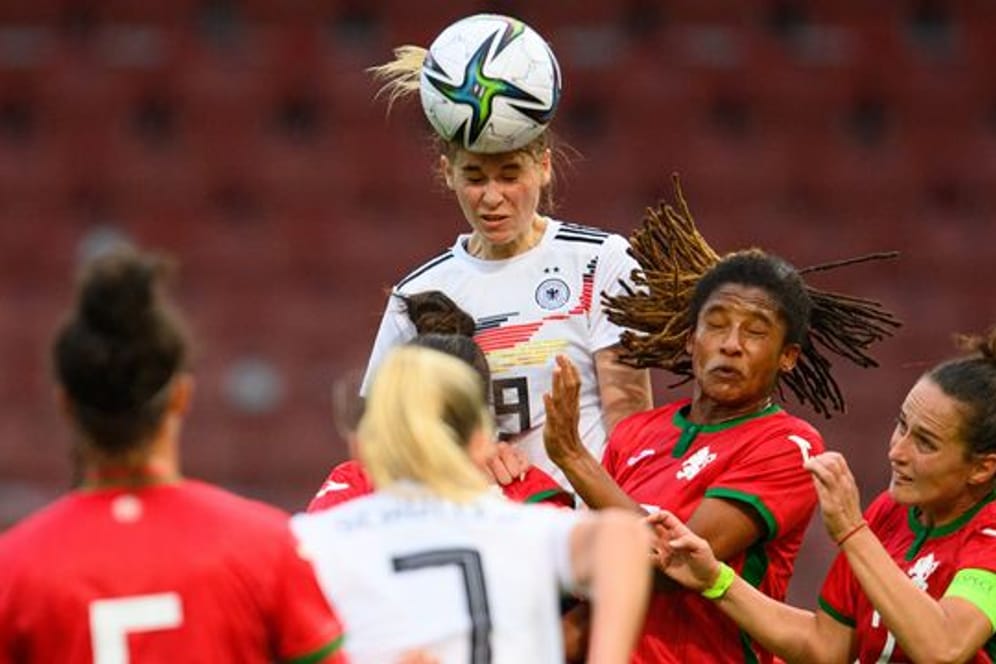 Das Team der DFB-Frauen ist mit vielen jungen Talenten gesegnet: Jule Brand (M) setzt sich im Kampf um den Ball durch.